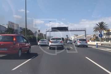 Un camión arde en la base logística de Hiperdino en Telde (Foto TA)